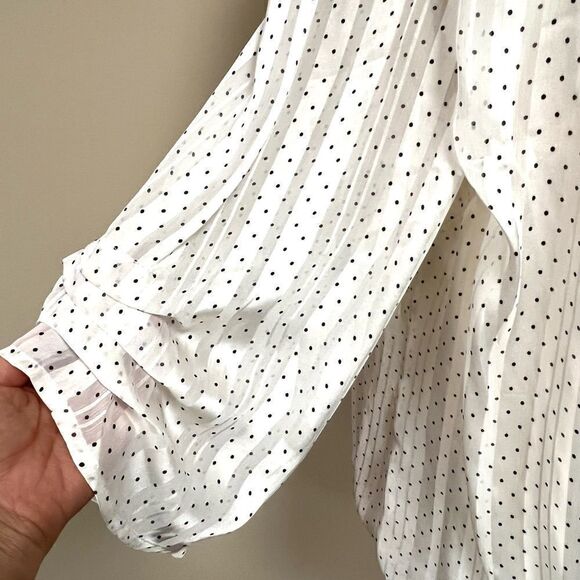 👠Sarah Michelle off white top with black polka dots. 2X - Picture 2 of 7